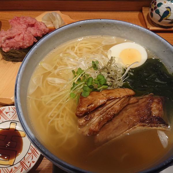 「マグロら～めん塩大盛1000円、マグロ中落ち軍艦300円」@すし屋のらーめん 吉祥の写真