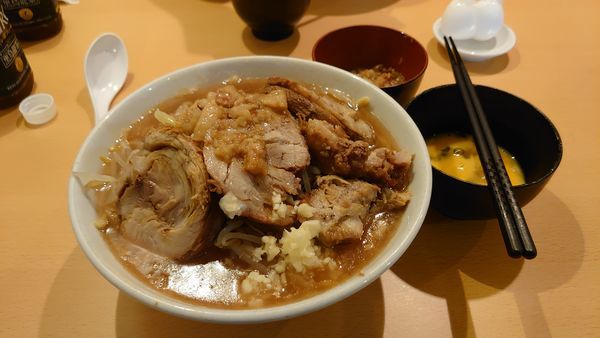 「豚ラーメン、生卵。」@俺の生きる道 つくば店の写真