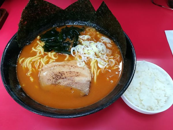 「9/28 辛味噌ラーメン(激辛15倍)大盛り、サービスミニライス」@とんこつラーメン松平 六浦店の写真