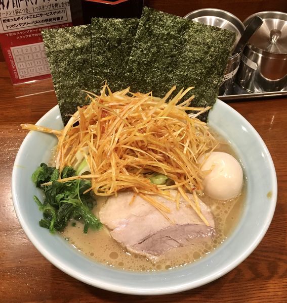 「ネギキャベツラーメン1010円+味玉」@横浜家系ラーメン銀家 伊勢佐木町店の写真