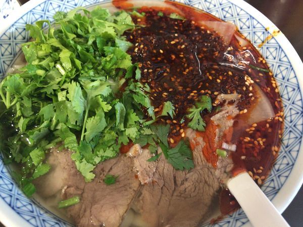 「牛肉麺900円辣油ダブル＋パクチー100円」@隴垣金城 蘭州牛肉面の写真