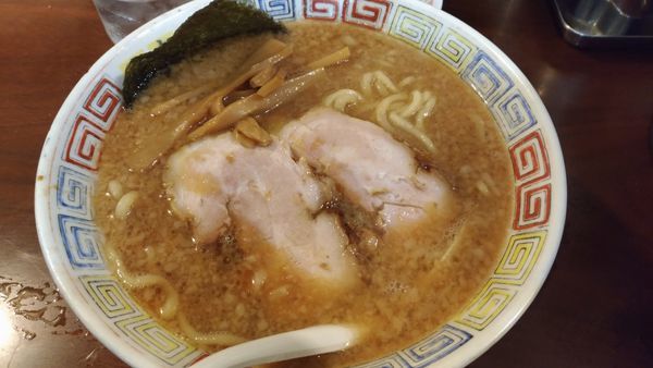 「醤油豚骨ラーメン」@麻布ラーメン 慶応三田店の写真