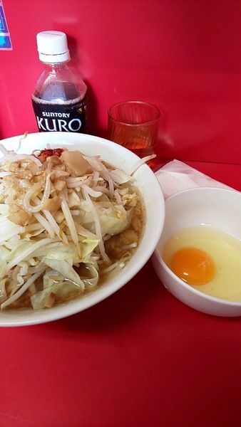 「小ラーメン麺半分➕生卵➕コール全部にラー油少し」@ラーメン二郎 千住大橋駅前店の写真
