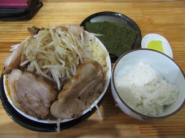 「極太麺　辛味噌（９００円）＋チャーシュー＋半ライス」@麺屋 とん嬉の写真