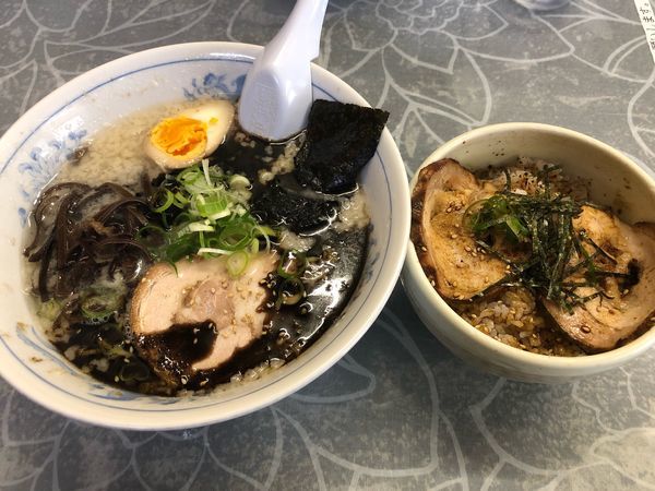 「背脂豚骨塩ラーメン(黒)+チャーシュー丼」@ラーメン・ぶーけの写真