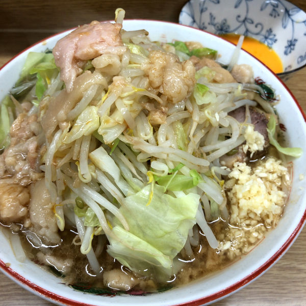 「ラーメン（麺半分）700円　生たまご　50円」@ラーメン二郎 栃木街道店の写真