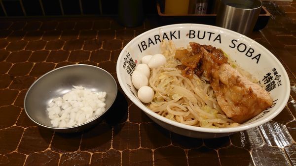 「汁なし、玉ねぎ、ウズラ」@茨城豚そば 特龍 本店の写真