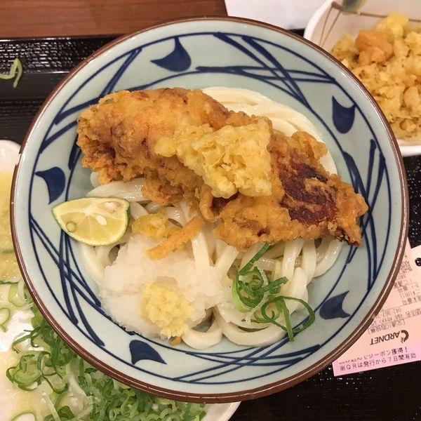 「おろし醤油うどん（並）＋かしわ天」@丸亀製麺 武蔵府中ル・シーニュ店の写真