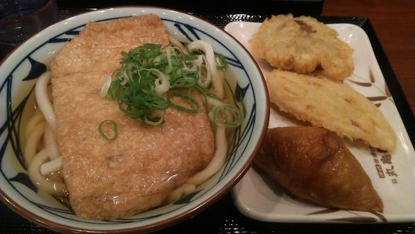「きつねうどん(並)430円+いなり 100円 ほか 790円」@丸亀製麺 シャポー本八幡店の写真
