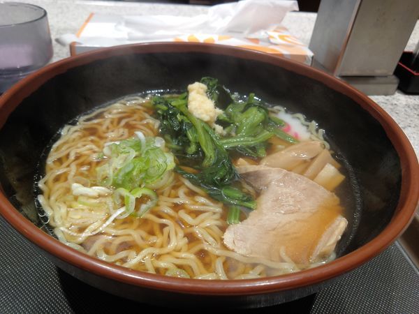 「生姜醤油ラーメン４５０円」@名代 富士そば 北千住東口店の写真