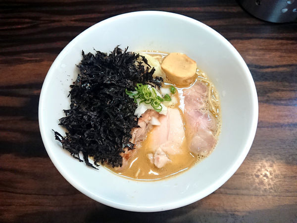 「濃い鯵煮干し中華そば+岩海苔+ワンタン」@中華そば 梟の写真