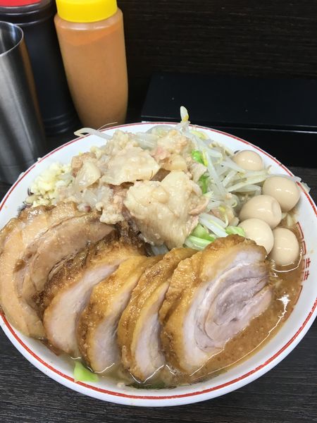 「小豚ラーメン＋うずら🥚」@ラーメン二郎 川越店の写真