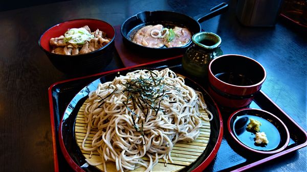 「焼き鴨肉付きざるそば+大盛り+鴨すき丼ハーフ」@福生そばの写真