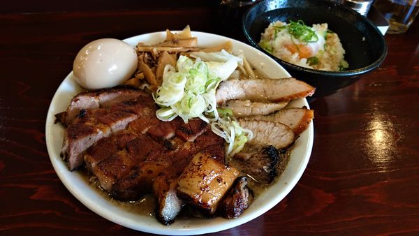 「肉の日限定/炭炙り豚麺+味玉入り+半熟卵ご飯」@らーめん 五ノ神精肉店 煮干し編の写真