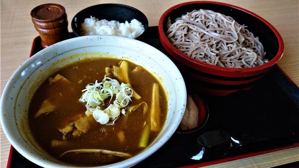「夏期限定/カレーせいろそば+大盛り+ライス+いとよりの天ぷら」@花がきの写真