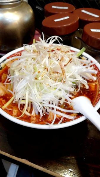 「ワンタン麺　辛め　ネギ」@わんたんめんの店 しお福の写真