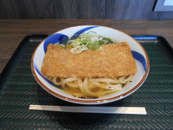 「きつねうどん」@讃岐うどんの心 つるさく イオンモール出雲店の写真