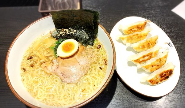 「中華そば柚子塩味+肉餃子」@究極ラーメン 横濱家 高尾店の写真