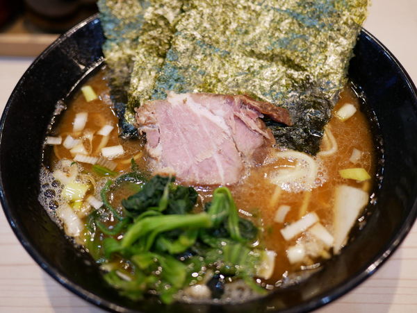 「ラーメン 並盛 麺硬め＋味濃いめ＋油多め＋ライス」@麺家 千祥の写真