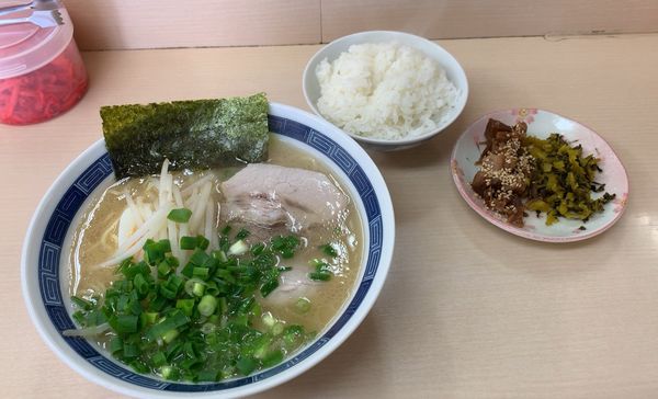 「ランチAセット(ラーメン+半ライス+高菜チャーシュー)」@八作の写真