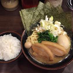 一刀盛り豚骨醤油ラーメン