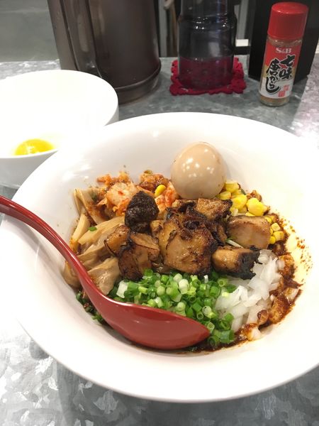 「辛いまぜそば+生卵（920+60円）ラーパス使用で味玉プラス」@らーめんキッチン かえでの写真