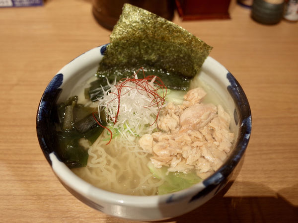「鮭冬葉塩…900円、ミニ豚丼…450円」@弟子屈ラーメン 新千歳空港店の写真