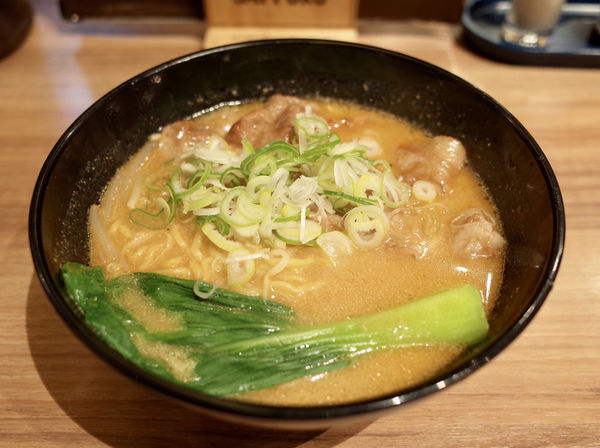 「十勝ホエー豚めん 白味噌…980円」@麺屋 開高 新千歳空港店の写真