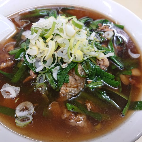 「ニラ肉ラーメン910円、カレー餃子450円、ビール500円」@桃太郎の写真