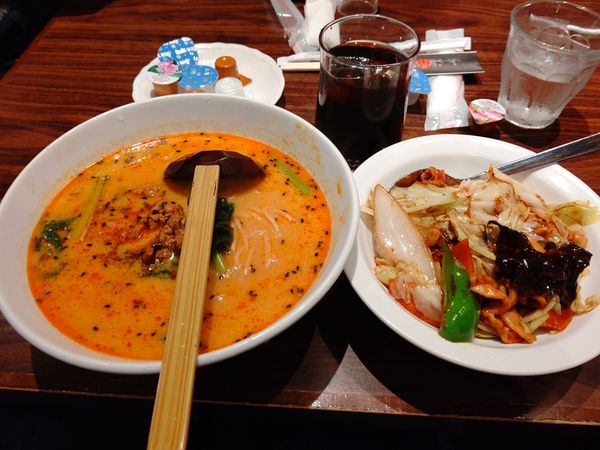 「ラーメンセット(担々麺＋豚肉キャベツ中華味噌痛め丼)880円」@上海華龍 ヤマダ電機LABI1高崎店の写真