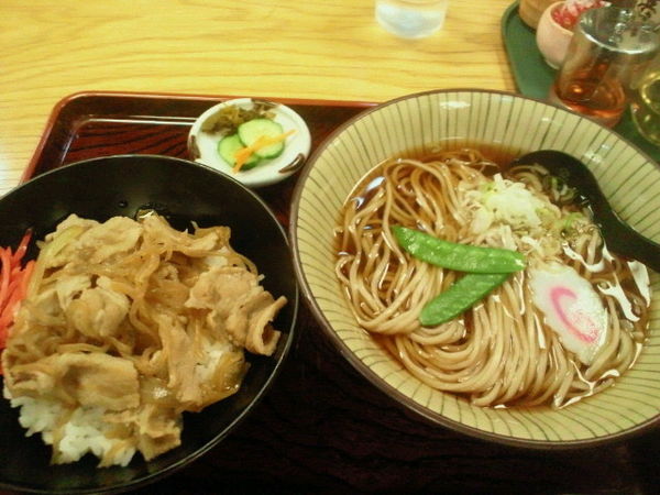 「Aランチ（豚丼とお蕎麦）700円」@マルイチ 神田軒の写真