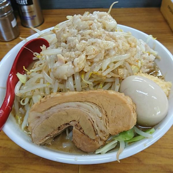 「神豚醤油ラーメン 味玉 生卵 特製脂」@神豚の写真