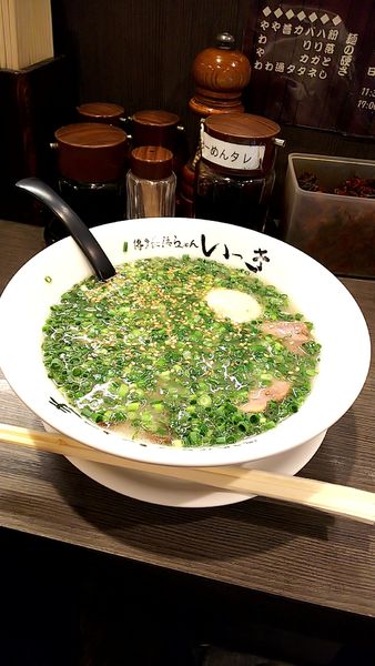 「ネギラーメン+味玉+替え玉2」@博多長浜らーめん いっきの写真