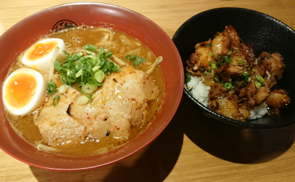 「焦がし味噌ラーメン+たまご増し+直火とろとろ焼豚ごはん」@無垢ツヴァイテの写真