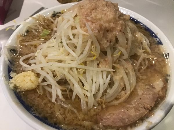 「ラーメン720円(野菜ニンニクアブラ多め)開店記念100円」@ラーメン大 柏店の写真