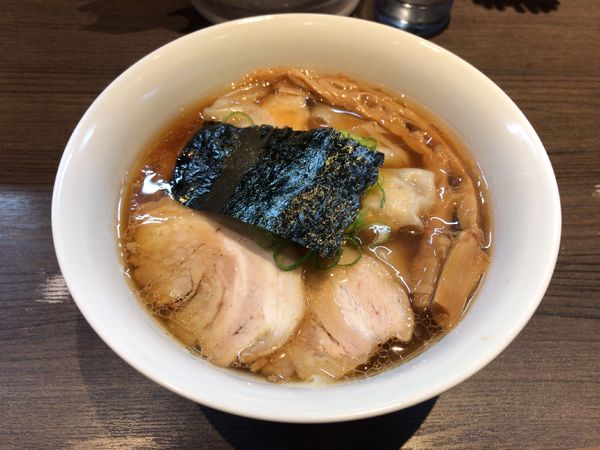 「醬油山水地鶏ワンタンらぁ麺」@支那そばや 本店の写真