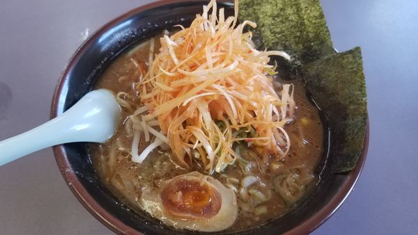 「黒焦がしみそ 辛ネギトッピング」@くるまやラーメン 松本筑摩店の写真