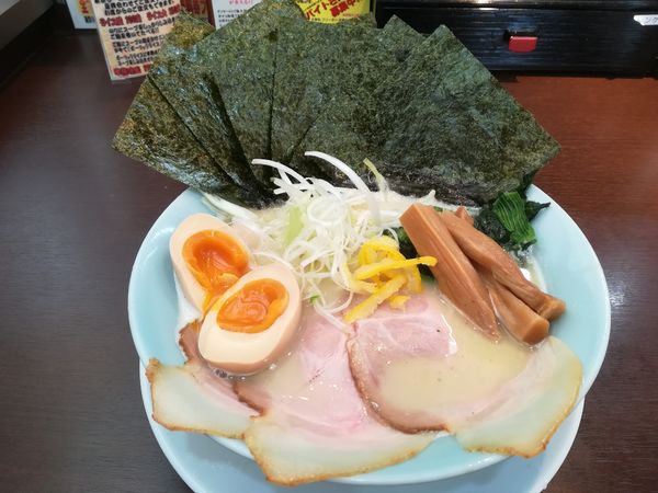 「豚骨塩らーめん豪華盛り」@五代目晴レル屋の写真