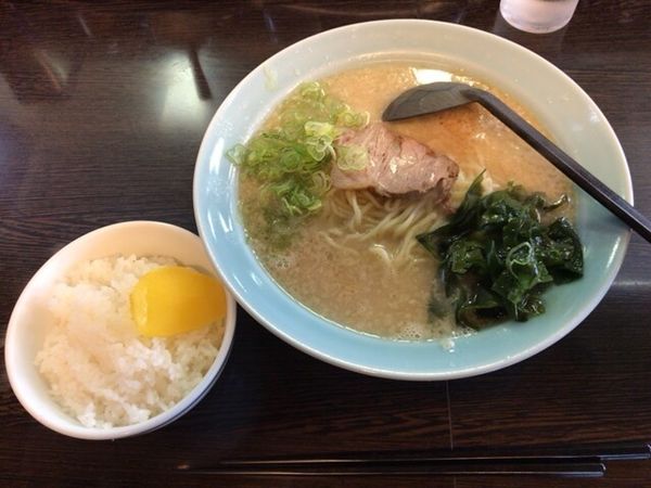 「ラーメン小+半ライス」@ニューラーメンショップ主水の写真