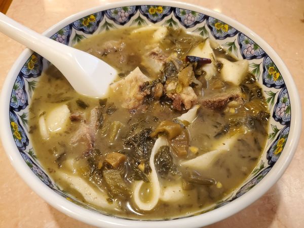 「高菜と和牛筋肉入りビャンビャン麺」@蘭州牛肉拉麺 東珍味小籠包の写真