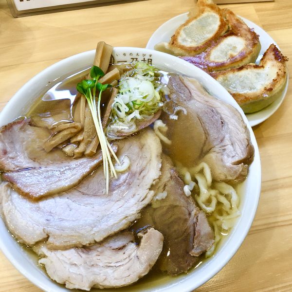 「ちゃーしゅーめん（煮豚）＋吊るし焼１枚＋餃子３個」@一乃胡の写真