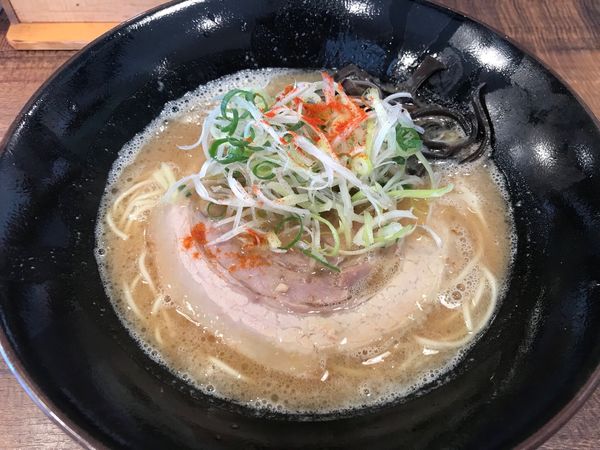 「豚骨(醤油)770円 硬め」@キラメキの豚 夕日のキラメキ第二章の写真