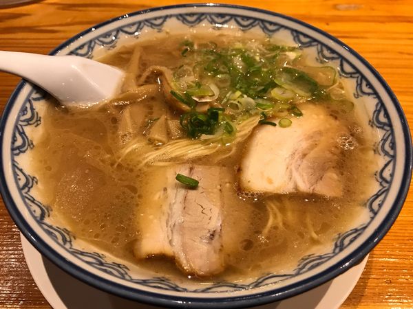 「ラーメン（並） 580円」@元祖赤のれん 節ちゃんラーメン 天神本店の写真
