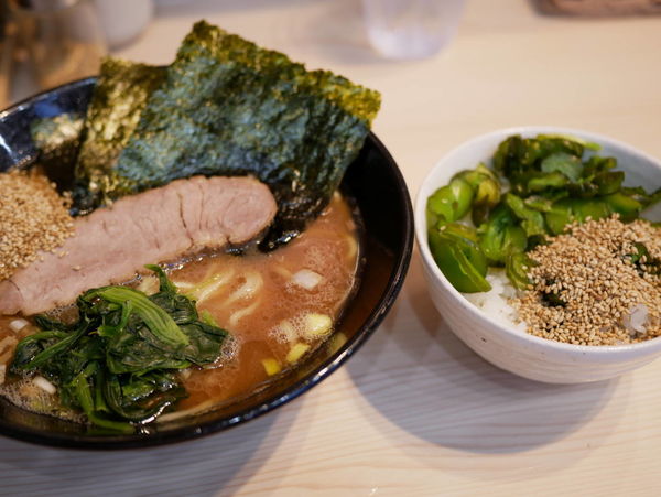 「ラーメン 並盛 麺硬め＋味濃いめ＋油多め＋ライス」@麺家 千祥の写真