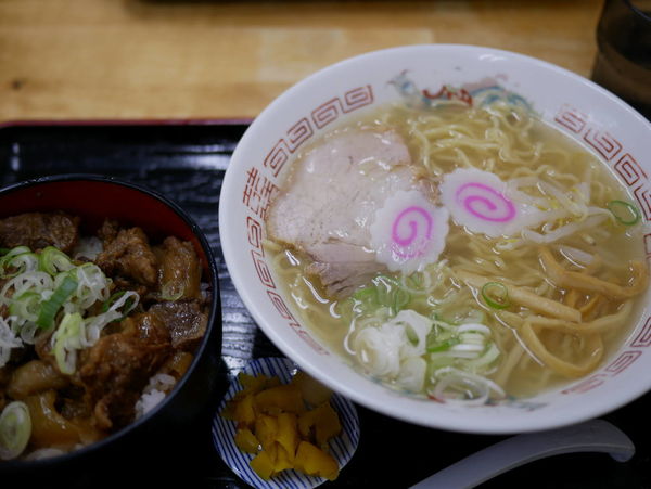 「なつ旨ラーメン 牛すじ丼セット 麺硬め」@ラーメン幸雅の写真