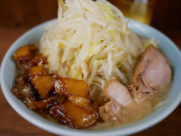 「ラーメン 麺硬め＋ヤサイ＋アブラマシマシ」@ラーメン二郎 池袋東口店の写真