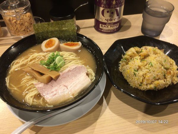 「特濃中華そば大盛（味玉無料追加）＋小チャーハン」@特濃中華そば龍桜の写真