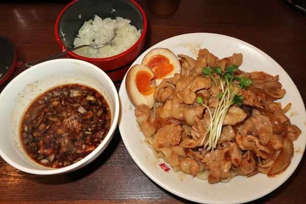 「肉盛りつけ麺並　830円＋肉増し　120円他」@魁 肉盛りつけ麺 六代目けいすけの写真