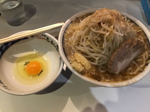 「らーめん720円(全部多め)開店記念100円＆生卵50円」@ラーメン大 柏店の写真