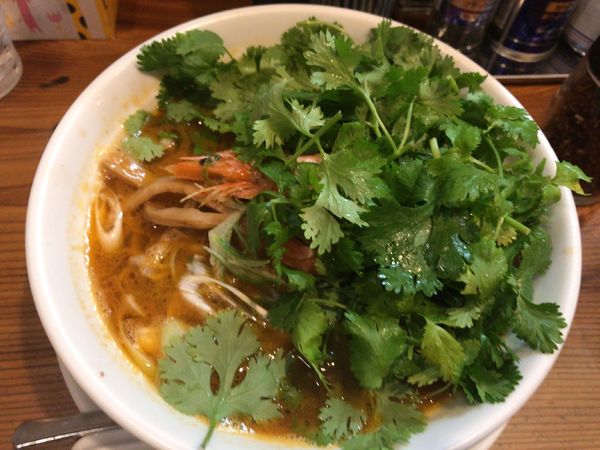 「パクチー海老そば1000円＋パクチートッピング(ｸｰﾎﾟﾝ無」@中華蕎麦しのざきの写真